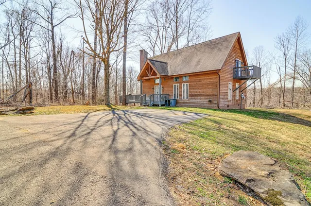 Walk to Dale Hollow Lake: Updated Cottage w/ Deck!