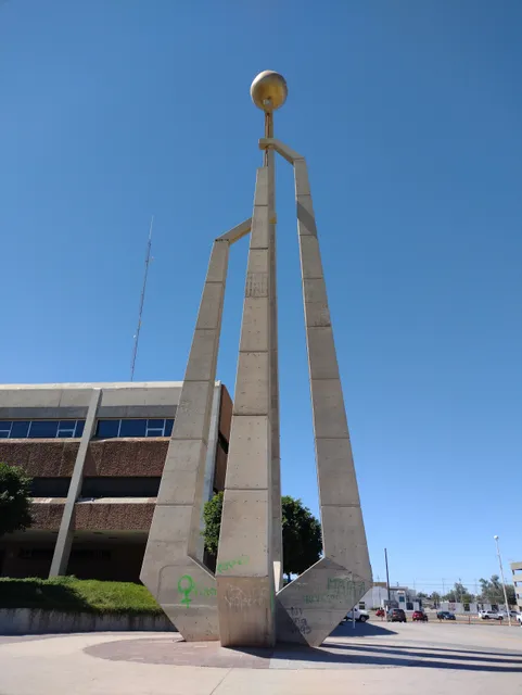 Monumento La Ciudad que Capturó el Sol