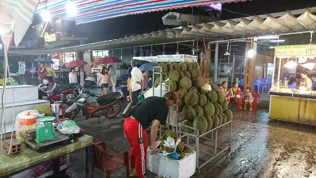 Bach Dang Night Market