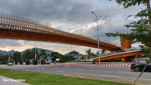 Mikazuki pedestrian overpass