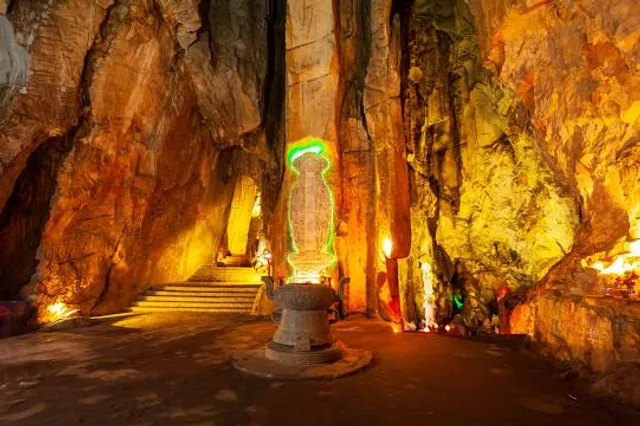 Hoa Nghiem Cave