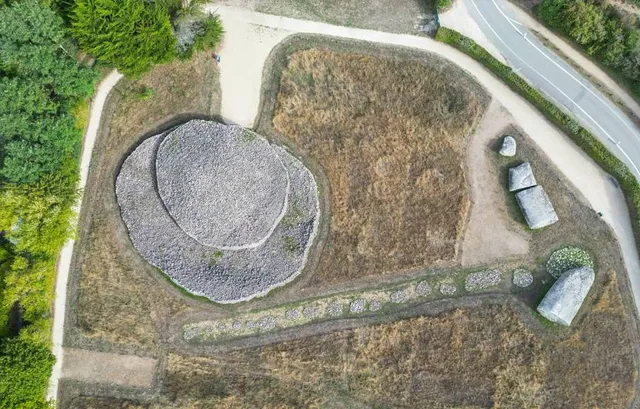 Cairn and Tumulus of Er Grah