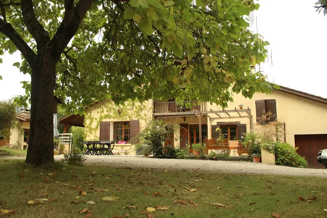 Domaine Quiescis – Camping, étape vélo, gîte, hébergements insolites près du Canal des Deux Mers et Voie Verte