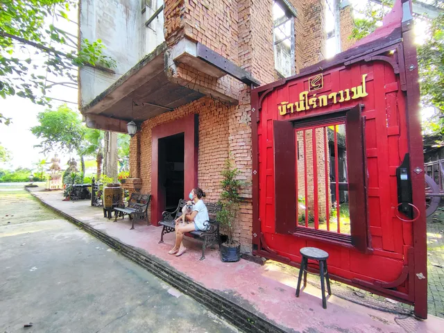 Phiphitthaphan Ban Rai Kafae