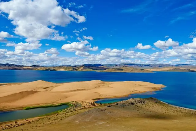 Ulaagchiin Khar Lake