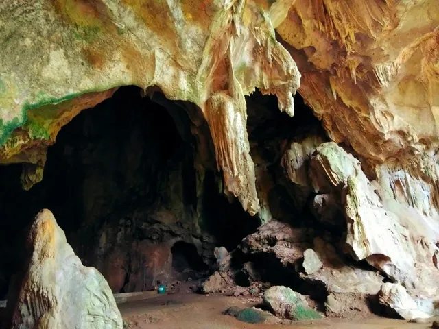 Tham Khao Phlu Hot Spring