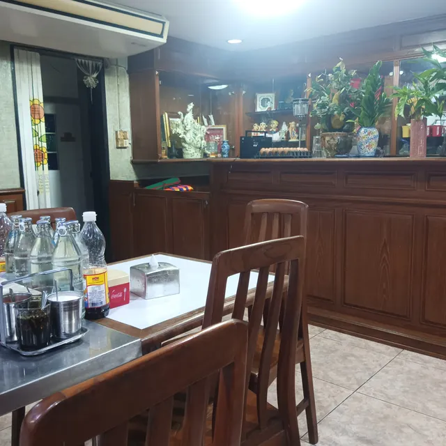 Chor Egg Noodle with Wonton, BBQ Pork / Crispy Pork Rice (Siam Amazing Park Road)