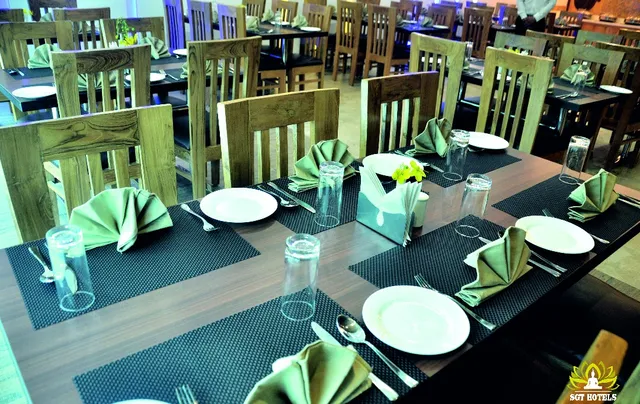 Shaakya Restaurant | Best Restaurant in Varanasi | Multi-Cuisine Dining | Veg & Non-Veg