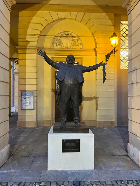 Monumento A Luciano Pavarotti