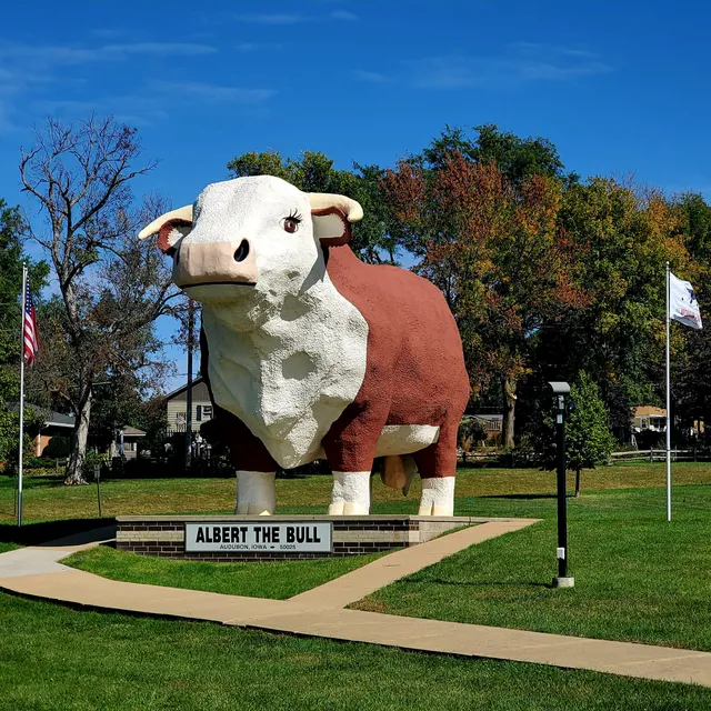 Albert the Bull Park: World's Largest Bull