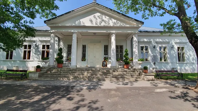 Dwór Szirmay-Waldbott i Centrum Turystyczne