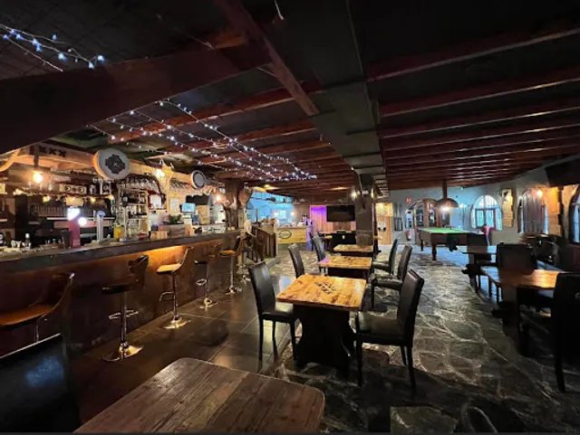 The Treehouse Bar, Restaurant & Grill