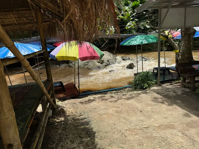 ร้านแผลงศร ริมน้ำ น้ำตกแม่สา