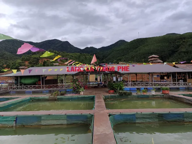 Làng Cá Thẳm Phé