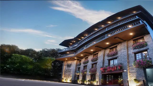 Summit West Gate Posada