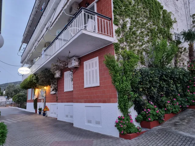 Blue Sky Apartments & Rooms