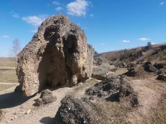 Šeimyniškių atodanga su konglomerato uola