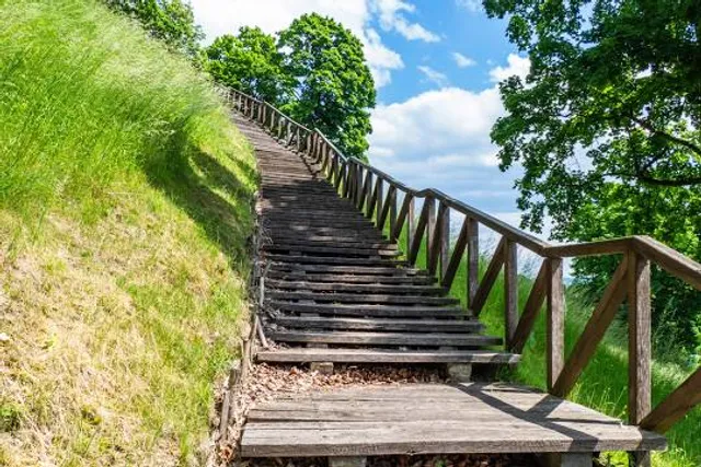 Veliuonos piliakalniai