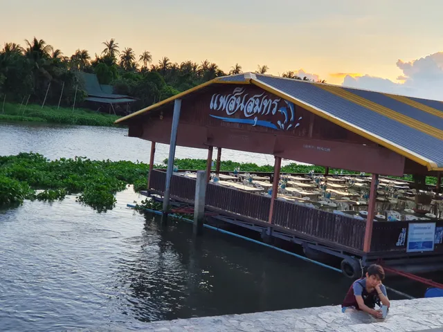 ร้านแพสินสมุทร ตลาดน้ำวัดดอนหวาย