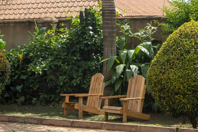 Kinzi Apartments Bar & Gardens