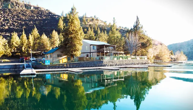 Pelton Park Store & Marina On Lake Simtustus