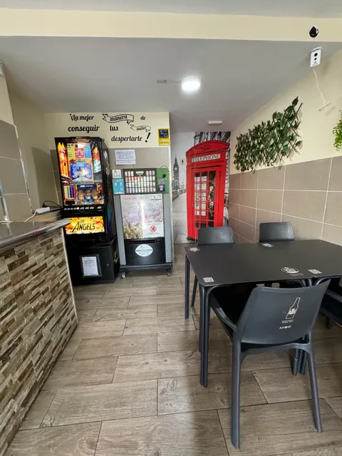 Cafetería- Hamburguesería La Piraña