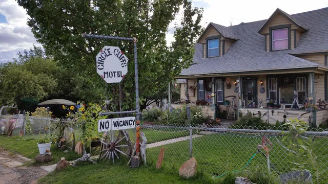 Circle Cliffs Motel