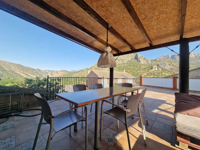 Cal Perico Apartaments / AUCCA Climbing