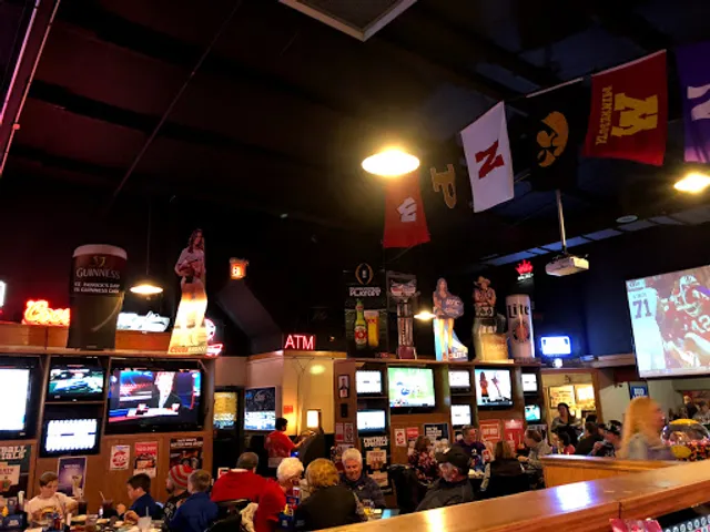 Big Red Restaurant & Sports Bar - Lincoln West