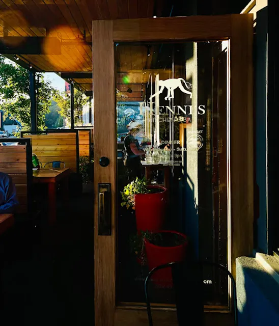 Henni's Kitchen & Bar