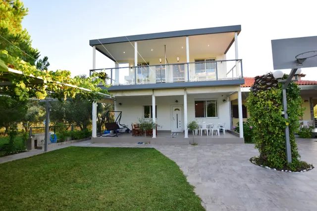 "V" luxury suites Toroni