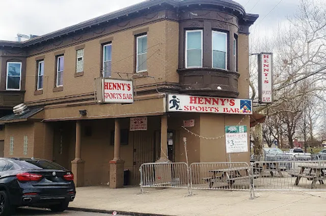 Henny's Sports Bar