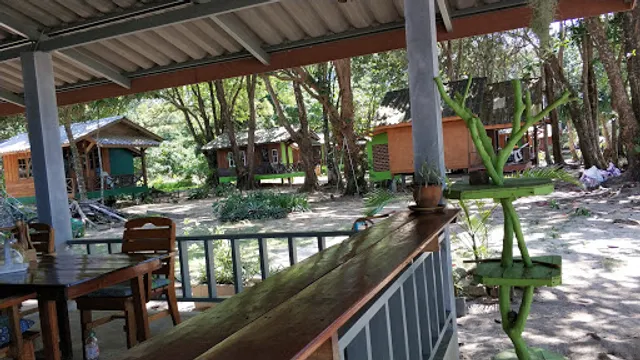 Chang Tong Bungalow and Restaurant