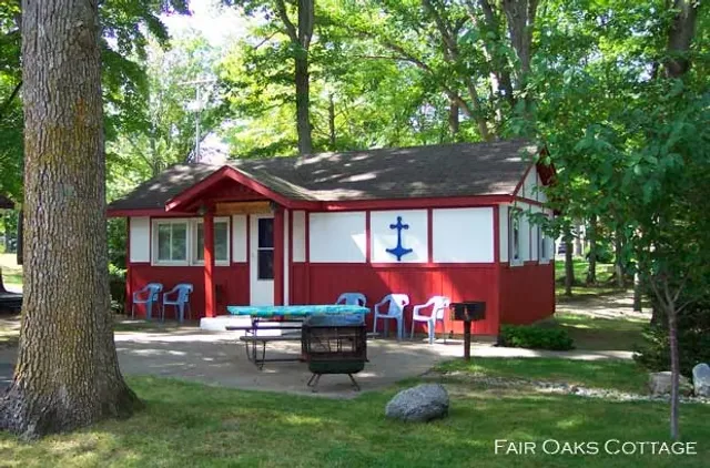 Lakeside Motel & Cottages