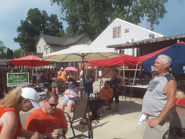 Luckys Lakeside Grill