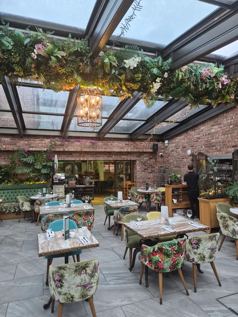 The Garden Bar & Restaurant, Monton