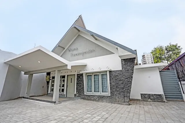 SUPER OYO 91618 Hotel Nawangwulan