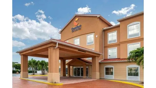 Comfort Inn & Suites Fort Myers Airport