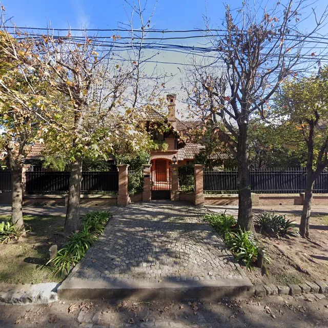 Habitación en casa con gran jardín