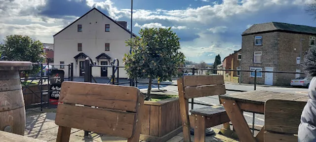 The Grapes, Gee Cross