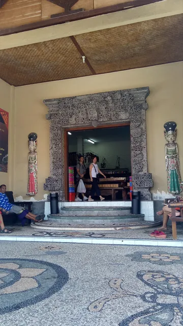 Windhu Sari Art Market