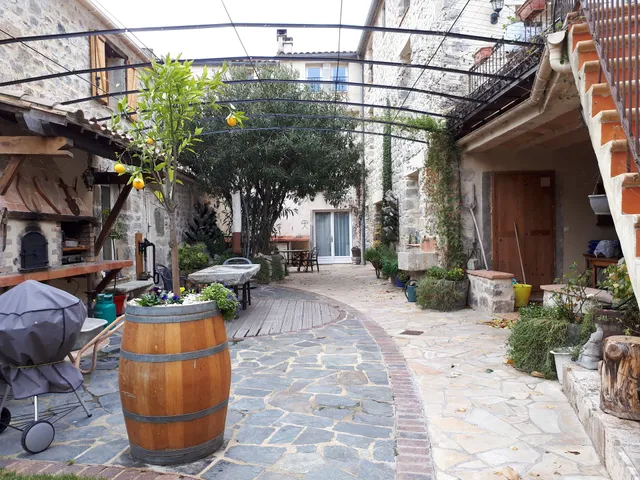 Holidays in Lagrasse - Book direct for best rates.