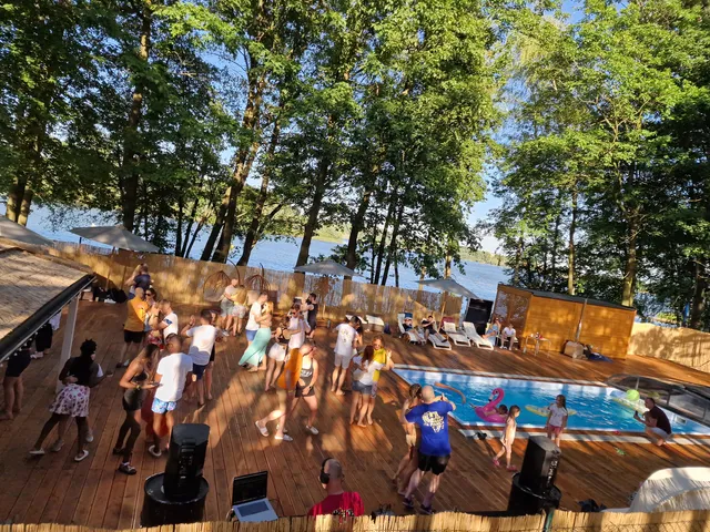 Marinasurf - baza rekreacyjno-wypoczynkowa nad jeziorem