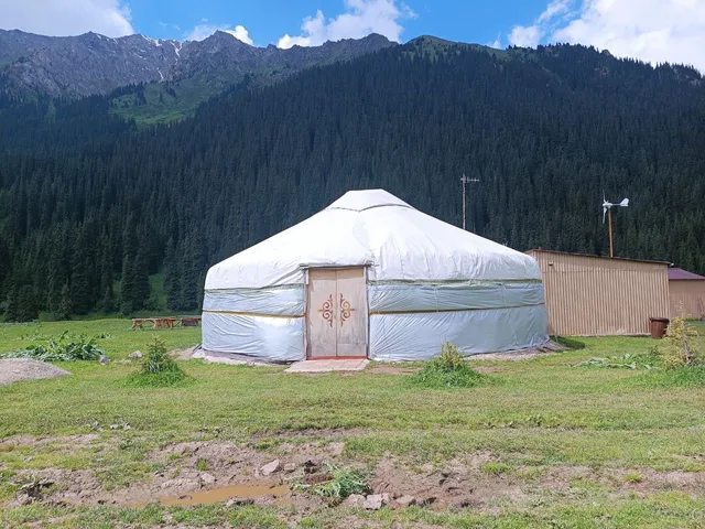"Eco Yurt Camp Arashan" in Altyn Arashan