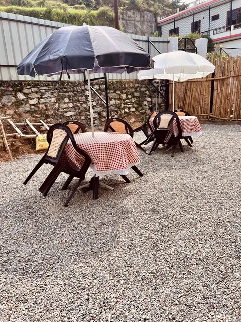 Black and White cafe and homestay