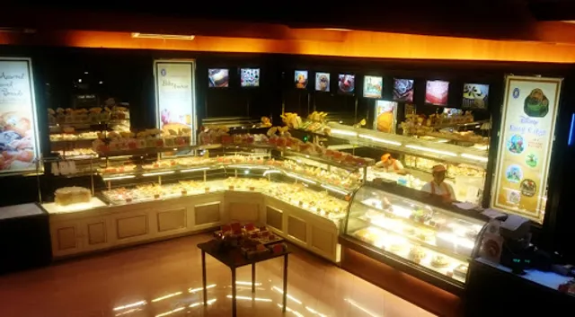 Holland Bakery - Polisi Istimewa