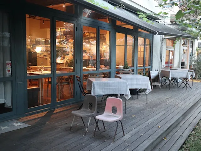 chez petit chat noir