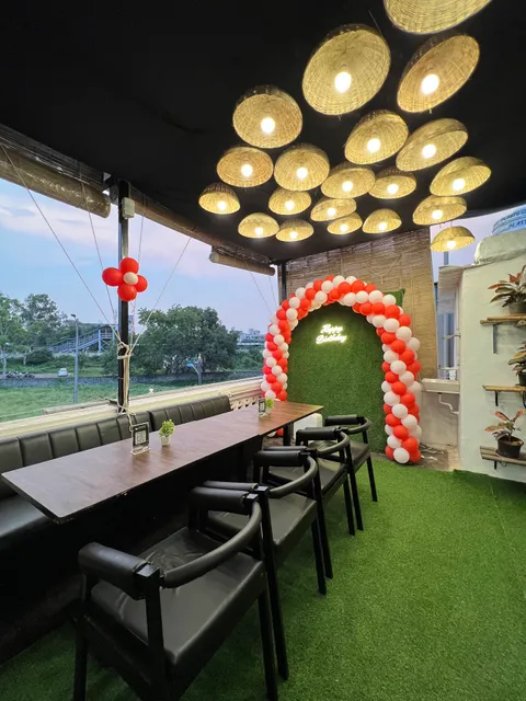 Hangout Rooftop Cafe