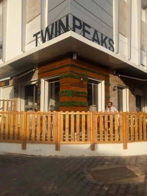 TWIN PEAKS Healthy Eats & Drinks