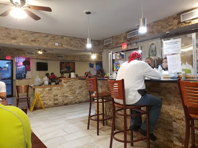 CHICKEN HOUSE #3 comida hondureña